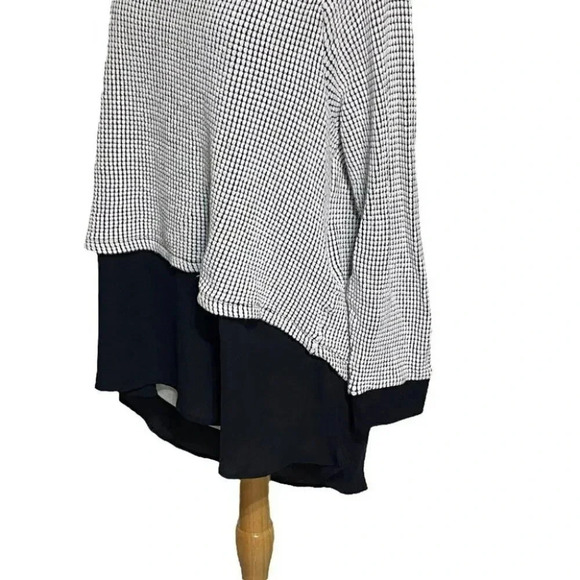 Concepts 2X black + white textured high low scoop neck top‎ - Picture 4 of 9